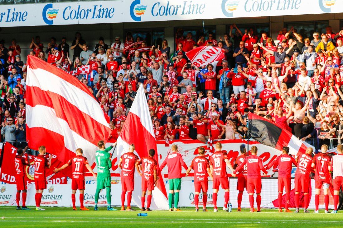 .Branns spillere hylles etter eliteseriekampen i fotball mellom Start og Brann (0-1) på Sør Arena.Foto: Tor Erik Schrøder / NTB scanpix