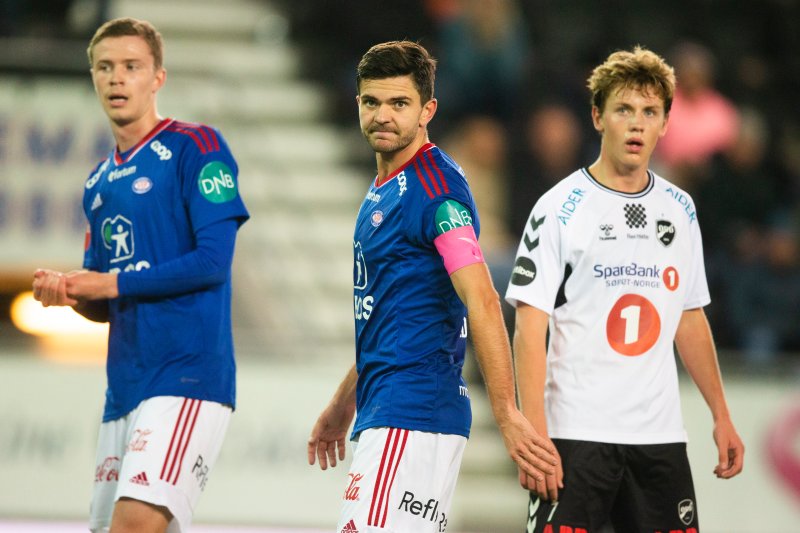 Fredrik Oldrup Jensen under fjorårets kamp mellom Vålerenga og Odd med rosa kapteinsbind. Foto: Trond Reidar Teigen / NTB