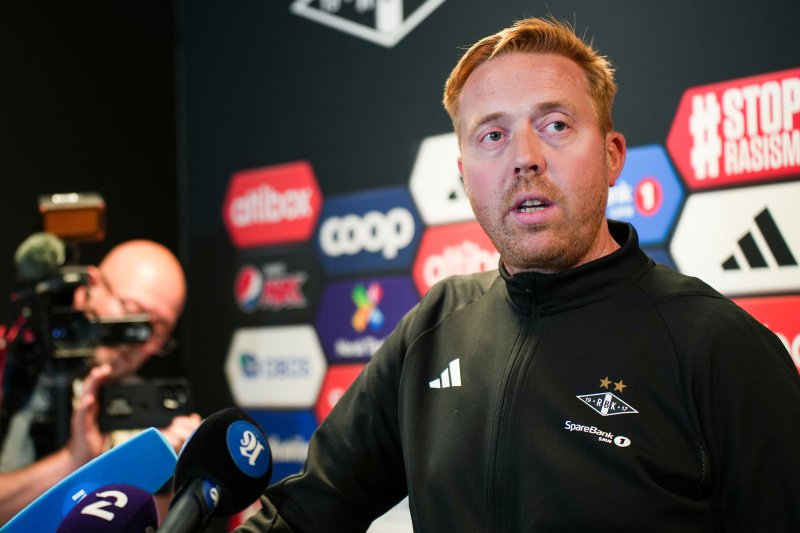 Nye RBK-trener Svein Maalen under pressekonferanse etter det ble kjent at Kjetil Rekdal har fått sparken som RBK-trener som holdes på Lerkendal stadion.Foto: Joakim Halvorsen / NTB