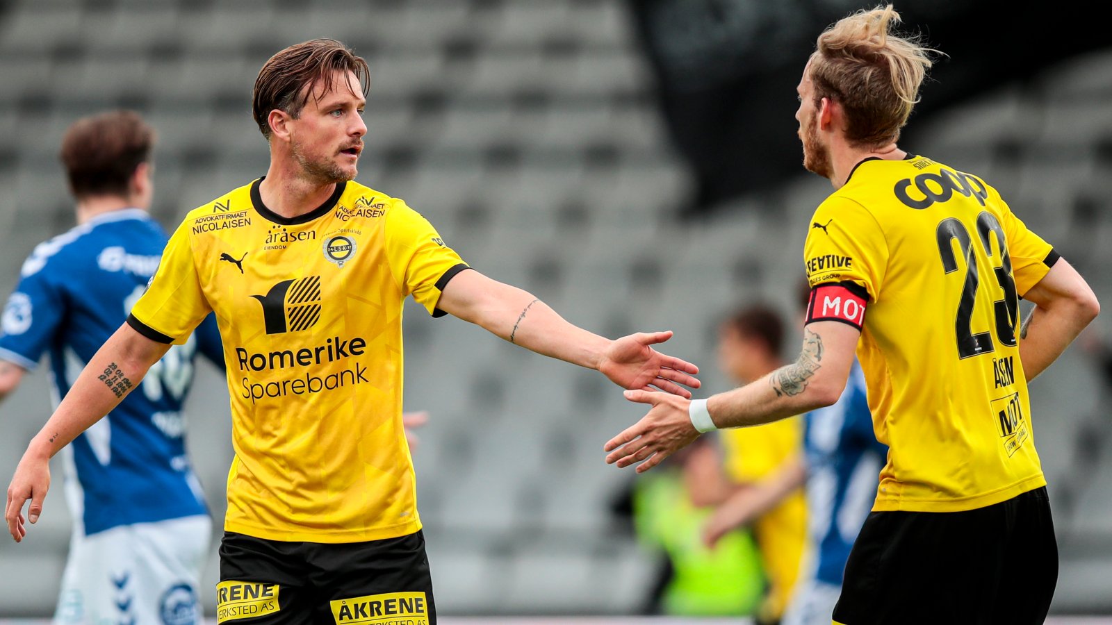 Sarpsborg 20240505. Lillestrøms Eric Larsson og Gjermund Åsen under eliteseriekampen i fotball mellom Sarpsborg 08 og Lillestrøm på Sarpsborg 08 Stadion. Foto Christoffer Andersen  NTB