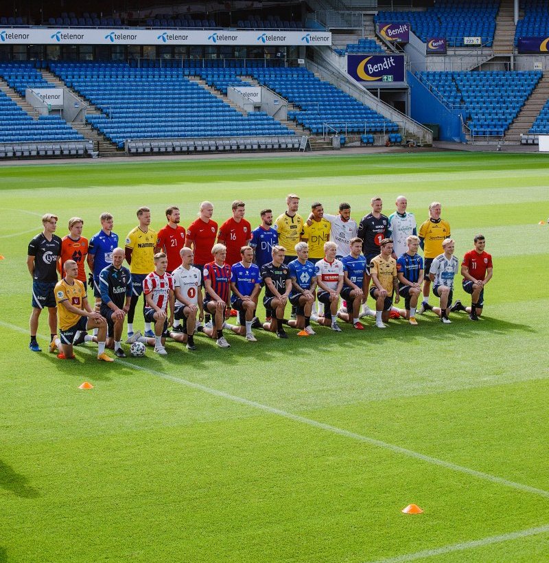 GATELANDSLAGET: Fotballandslaget er gatelagenes ambassadører, her ikledd klubbenes egne drakter. Foto: Gaute Gjøl Dahle.