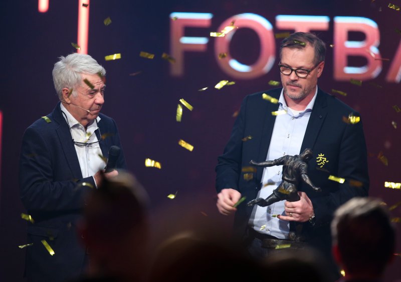 Prisutdeling under Fotballfesten søndag kveld. Egil Drillo Olsen og vinneren av Kniksenprisen, KJetil Rekdal. Foto: Ørn E. Borgen / NTB scanpix