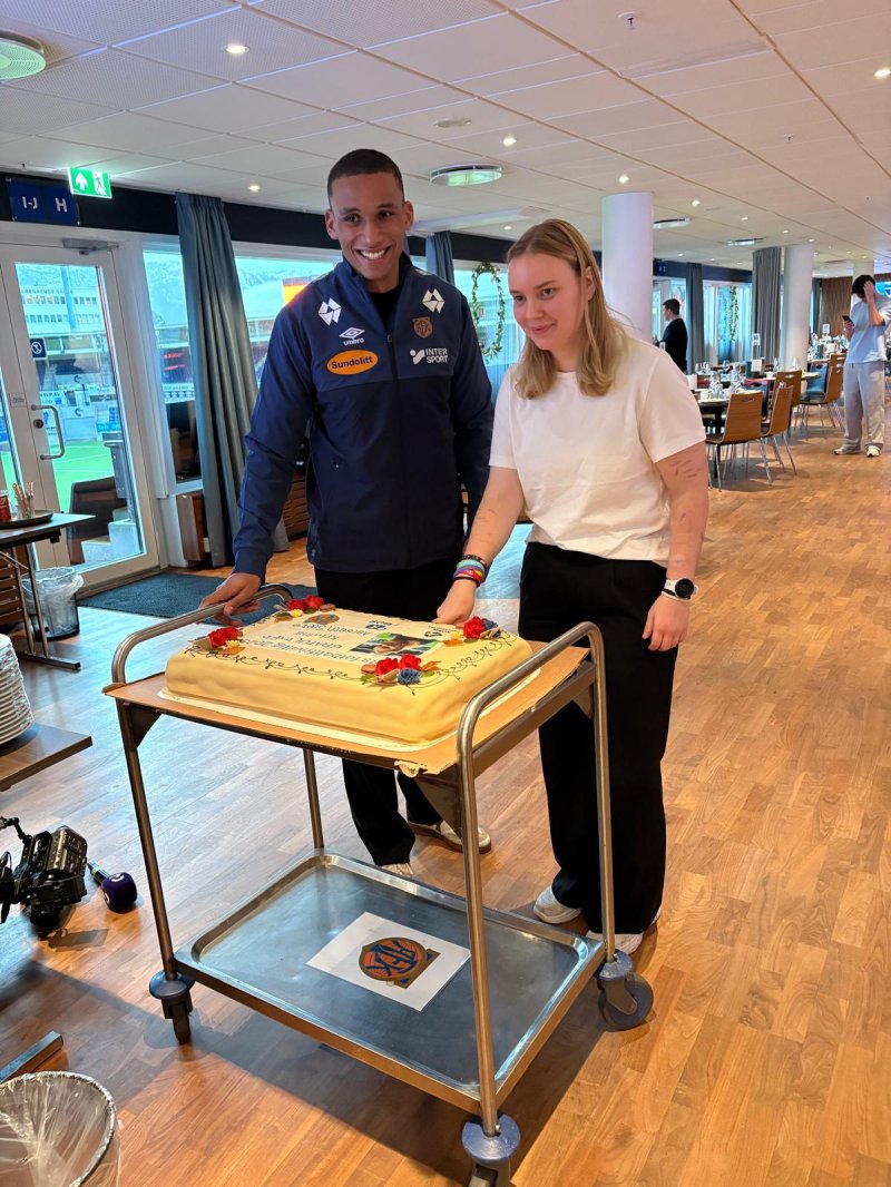 Aalesund-kaptein Paul Ngongo var blant de som gratulerte vinnere.