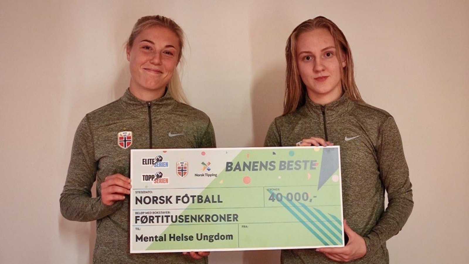 Landslagsspillerne Sophie Roman Haug og Sunniva Skoglund er blant spillerne som har donert sine Banens beste-premiepenger til Mental Helse Ungdom. | Foto: NFF