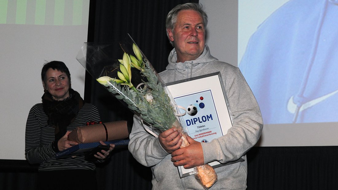 22 ÅR: Dag Opjordsmoen har sittet i styret i NFT i 22 år, og ble tildelt NFTs Hederstegn med diplom på Cupfinaleseminaret. I bakgrunnen kona Hilde. Foto: Ivar Thoresen