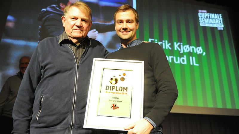 NGE TRENER: Eirik Kjønø fikk NFTs pris som Årets unge trener av hedersmann Sverre Dreier under åpningen av Cupfinaleseminaret fredag. Foto: Ivar Thoresen