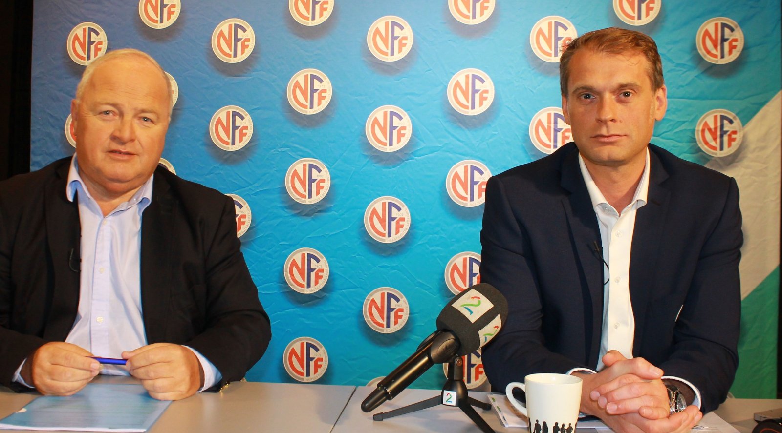 Fotballpresident Terje Svendsen og klubblisensansvarlig Rune Nordhaug gleder seg over utviklingen i klubbøkonomien hos toppfotballklubbene. Foto: NFF