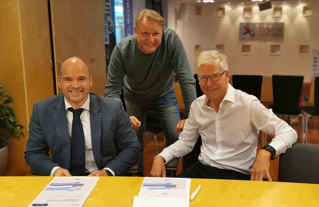 Kåre Bottolfsen (daglig leder i TicketCo), Thomas Torjusen (mediesjef i Norsk Toppfotball) og Leif Øverland  (administrerende direktør i Norsk Toppfotball) i forbindelse med signering av avtalen.