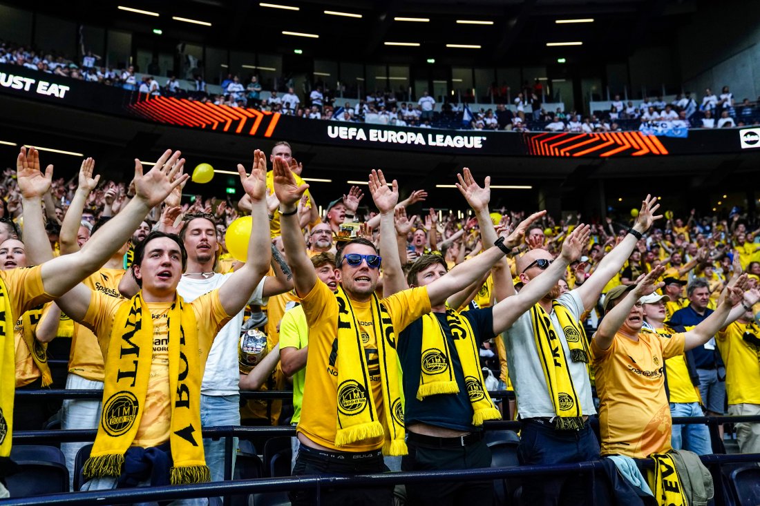 Bilde av jublende Glimtsupportere før Europa League-kampen i fotball mellom Tottenham og Bodø/Glimt på Tottenham Hotspur Stadium