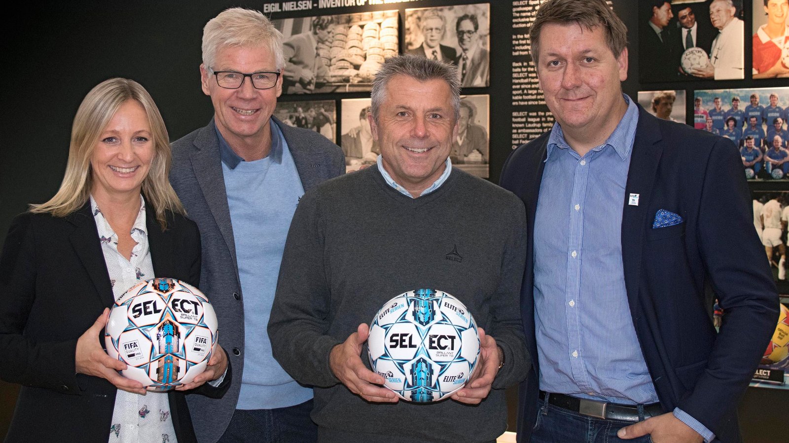 Hege Jørgensen (SKF), Leif Øverland (NTF), Steinar Felde (SELECT) og Pål Breen (NTF) viser stolt frem de nye ligaballene for Eliteserien og Toppserien.