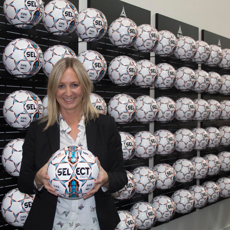 Hege Jørgensen, daglig leder i Serieforeningen for kvinner viser stolt frem ballen