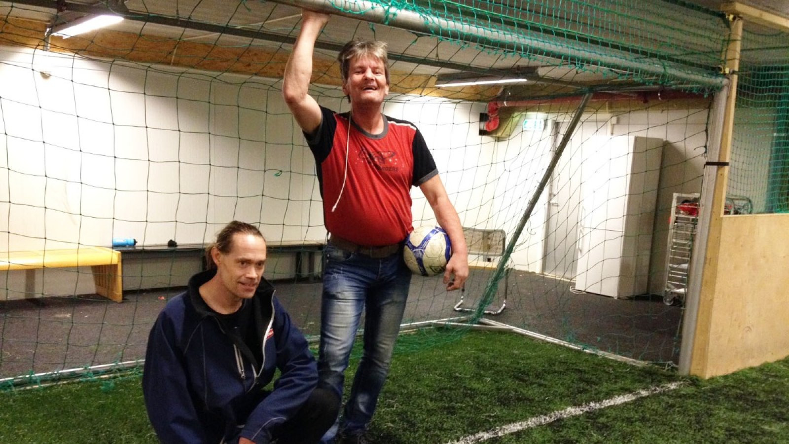Øyvind Julius Andersen, til venstre og Knut Slettetveit mener Gatelaget og fotballen gir dem en mulighet til tilhørighet og vennskap.